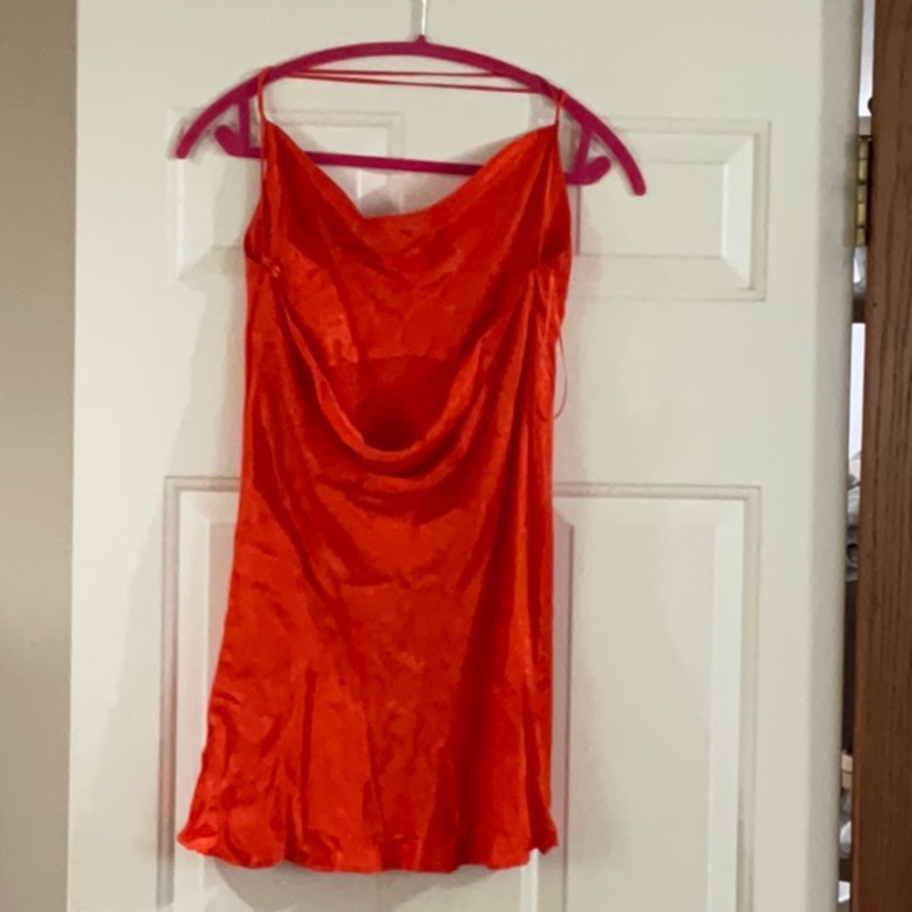 SHORT SATIN EFFECT DRESS
Zara - Picture 16 of 16